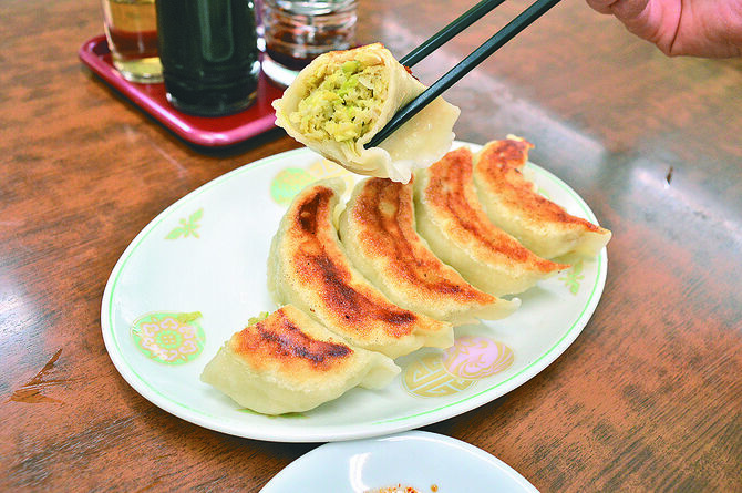 皮はふんんわり、焼き目はパリッ。ニンニクの風味が決め手の「焼き餃子」(5個600円)