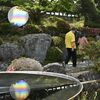 太陽光で楽しめる「虹」　鹿沼・花木センター展示のインスタレーション、6月1日まで