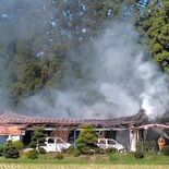 那須で建物火災　木造平屋家屋を全焼、車３台なども焼く