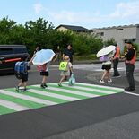 児童の道路横断見守るよ　上三川・日産栃木工場　朝の通勤時間帯に交通安全…