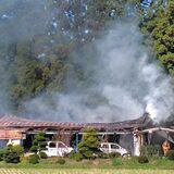 那須の建物火災　木造平屋家屋を全焼、車３台なども焼く