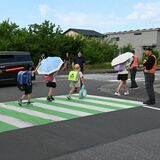 児童の道路横断見守るよ　上三川・日産栃木工場　朝の通勤時間帯に交通安全活動　