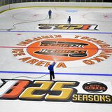 中央にバックス25年ロゴ　日光霧降アイスアリーナで結氷作業が大詰め　７日開業