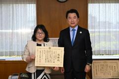 新アリーナ支援 市に１００万円寄付