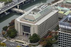 少年を海に突き落とす動画拡散か