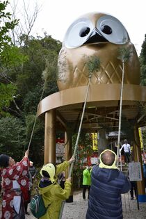 「フクロウ神社」ですす払い　那珂川