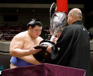 大の里、決定戦で豊昇龍下しＶ
