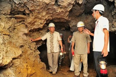 「県庁・警察部壕」に残る退造の部屋を視察する本県関係者ら=6月24日午後、那覇市真地