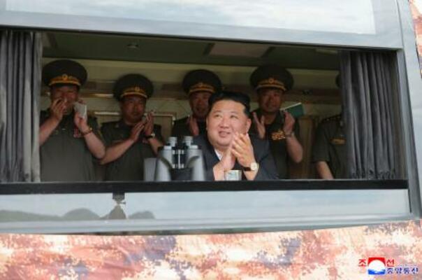 　兵器の試験を視察する北朝鮮の金正恩朝鮮労働党総書記＝２５日（朝鮮中央通信＝共同）