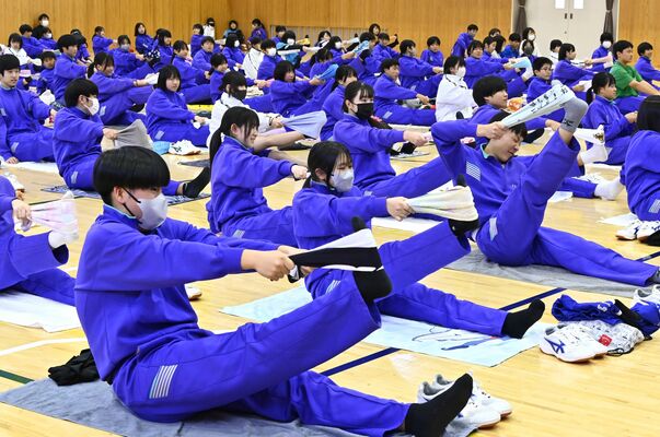 リラクセーションヨガを体験する中学生ら