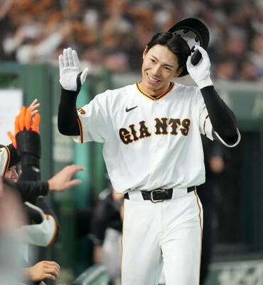 　５回、本塁打を放ちベンチ前で迎えられる巨人・平山＝東京ドーム