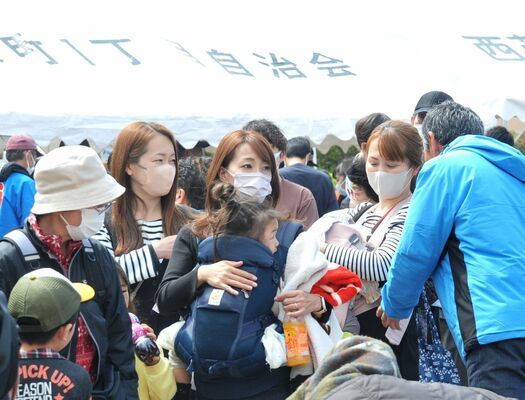 花見客に支持を呼びかける候補者（右）＝２日午前、鹿沼市栄町１丁目