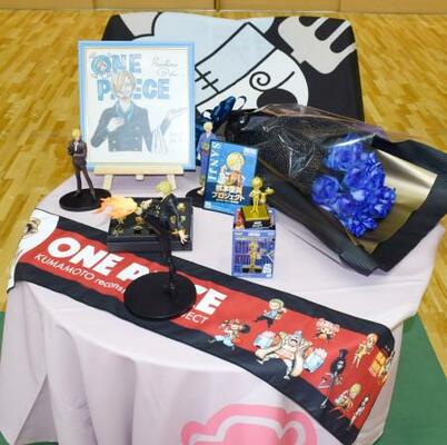 キャラクター・サンジの誕生日を祝福して置かれた漫画「ONE PIECE」のフィギュアなど=3日午前、熊本県益城町