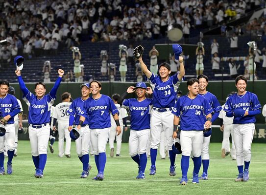 県勢として74年ぶりの勝利を収め、喜ぶエイジェックの選手たち＝24日午後９時35分、東京ドーム