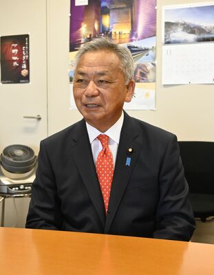 インタビューに応じる高橋氏＝13日午後、国会内