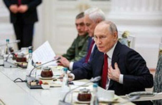 ウクライナ侵攻に参加する兵士らとの会合で話すロシアのプーチン大統領=12日、モスクワ(ロシア大統領府提供・共同)