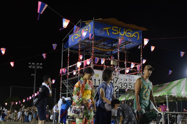 浴衣姿の家族連れでにぎわう会場