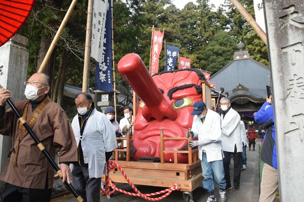 境内を出発する「みこし渡御」