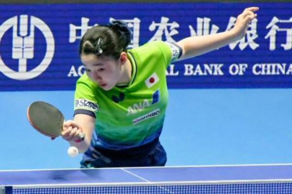 　世界選手権団体戦のフランス戦でプレーする張本美和＝ロンドン（共同）
