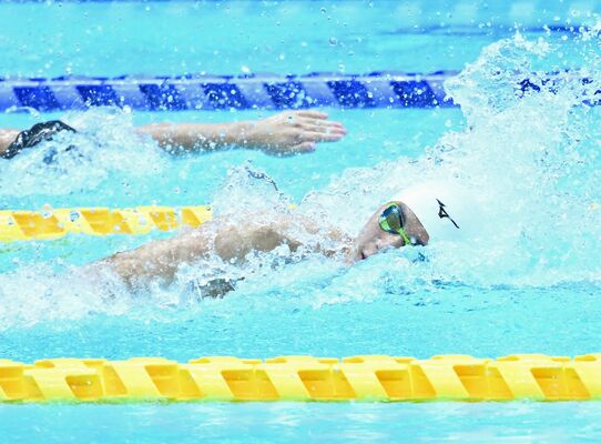 競泳男子50メートル自由形で力強い泳ぎを見せる佐野北の溝口＝日環アリーナ栃木屋内水泳場