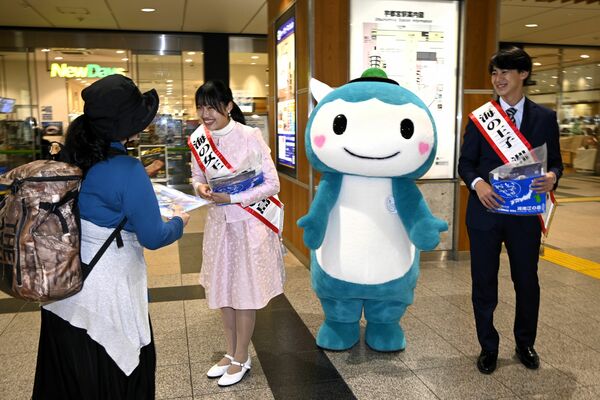 冬の江の島観光をＰＲするキャラバン隊＝27日午後、ＪＲ宇都宮駅