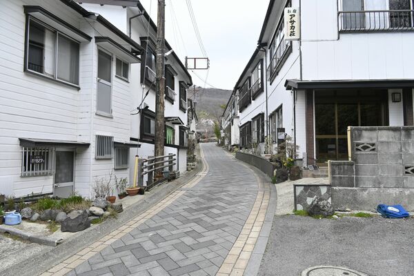 旅館や民宿が立ち並ぶ那須町湯本の温泉街エリア＝４月中旬