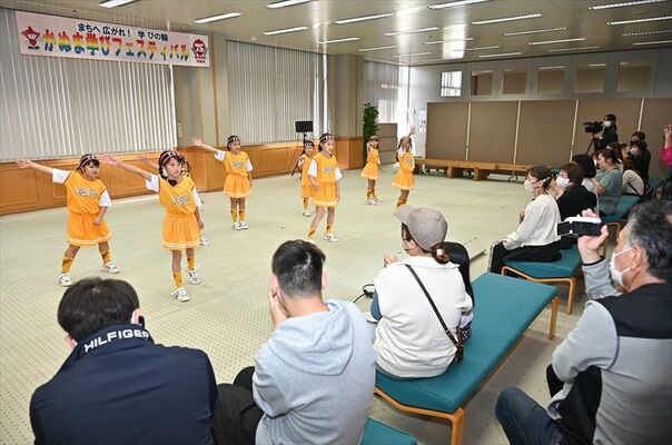 日頃の練習の成果を披露する子どもたち