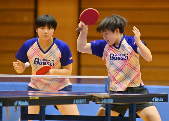 卓球女子ダブルス決勝リーグ　フォアハンドを放つ文星女の佐藤（右）。左は東川＝ＴＫＣいちごアリーナ