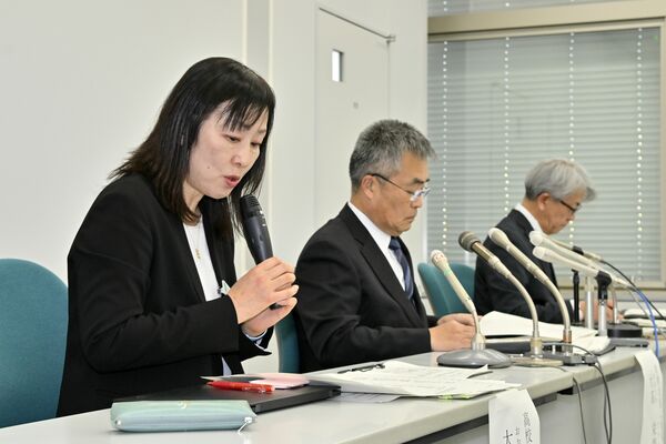 県立高の暴行動画について会見した県教委の担当者=7日午後4時15分、県庁