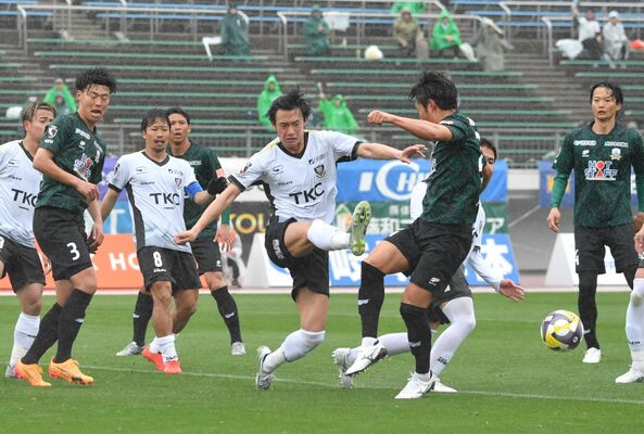 後半、相手のシュートをクリアする栃木ＳＣのＤＦ大森（中央）＝岐阜市の岐阜メモリアルセンター長良川競技場