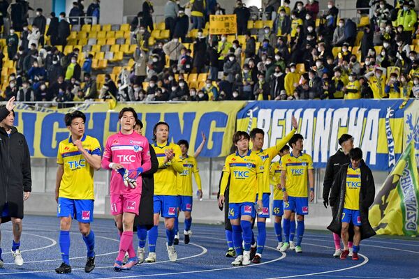 終盤の粘りで今季開幕戦を引き分けに持ち込み、サポーターに手を振って引き揚げる栃木ＳＣの選手＝19日午後５時55分、宇都宮市のカンセキスタジアムとちぎ
