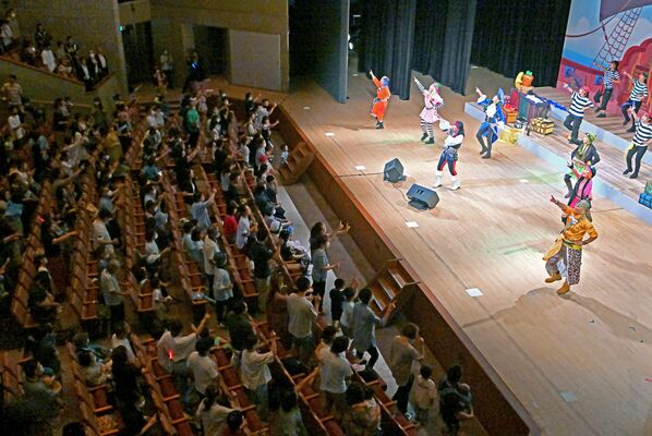 「歌う海賊団ッ！」のコンサートで盛り上がる会場＝１日午前11時５分、宇都宮市本町