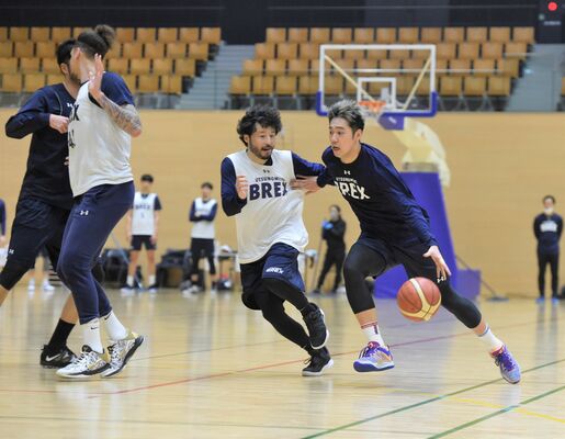 実戦形式の練習で激しく競り合うブレックスの荒谷（右）と田臥＝日環アリーナ栃木