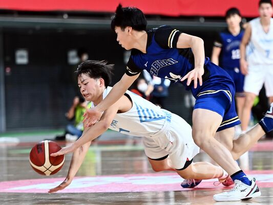 第３クオーター９分、宇工の大谷（左）がルーズボールに懸命に食らいつく＝東京体育館