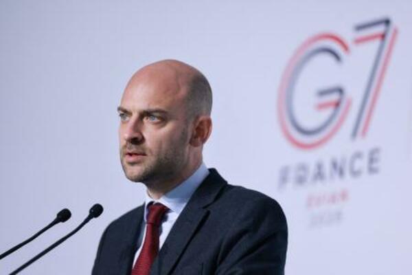 　先進７カ国（Ｇ７）外相会合で記者会見するフランスのバロ外相＝２６日、パリ近郊セルネラビル（ロイター＝共同）