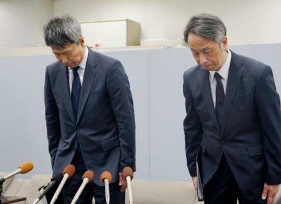 　記者会見で謝罪する水迫畜産の水迫栄治社長（左）ら＝１０日午後、鹿児島県庁