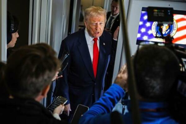 大統領専用機内で取材に応じるトランプ米大統領=10月31日(ゲッティ=共同)