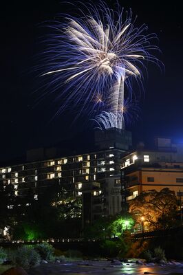 温泉街の夜空を彩った花火