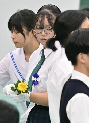献花を手にする根本凛々さん
