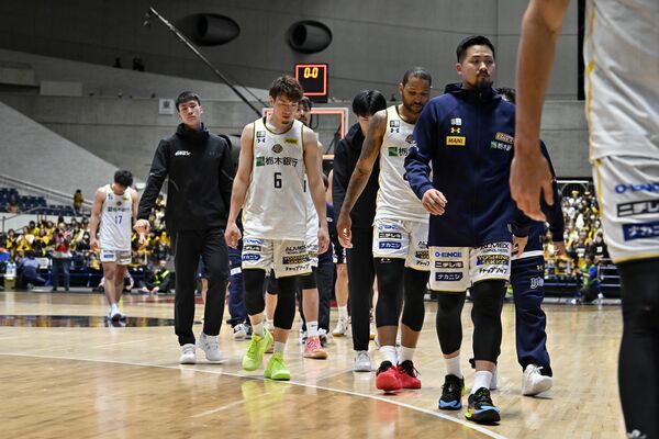 準決勝で敗退し、肩を落として引き揚げるブレックスの選手たち＝10日午後５時55分、代々木第一体育館、森田大地撮影