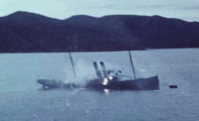 1945年7月31日、長崎県・大村湾で米軍機の機銃掃射を受ける輸送船(豊の国宇佐市塾提供)