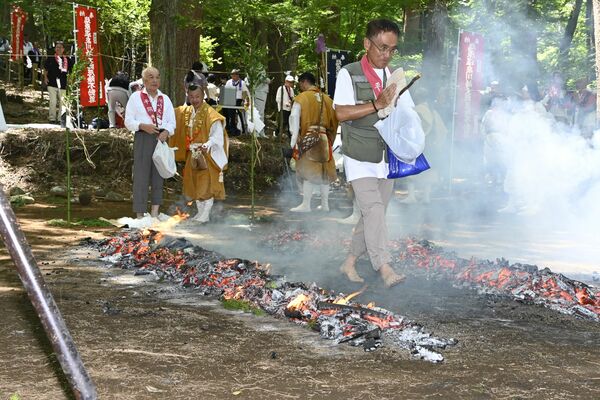 火渡り修行に臨む参加者