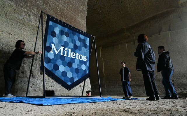 大谷石の採石場跡で行われた旗の撮影