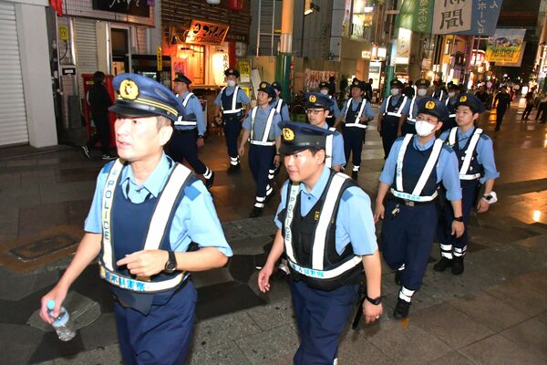 パトロールする宇都宮中央署員ら＝20日午前０時、オリオン通り