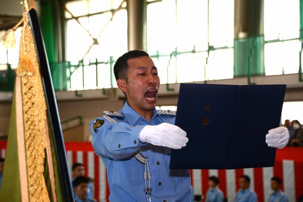 答辞を述べる卒業生総代の白石巡査＝29日午前、宇都宮市若草２丁目