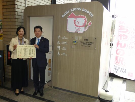 市に寄贈した福田ガバナー（左）と感謝状を贈った佐藤市長