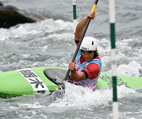 カヌー成年女子スラローム・カヤックシングル（25ゲート）決勝　準優勝の富沢＝鹿児島県湧水町轟の瀬特設競技場