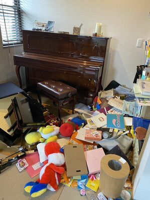 地震直後の小町さん方。本やかぶとなどが床に崩れ落ち、ピアノの位置も大きくずれた＝５日午後、石川県珠洲市正院町（小町成美さん提供）