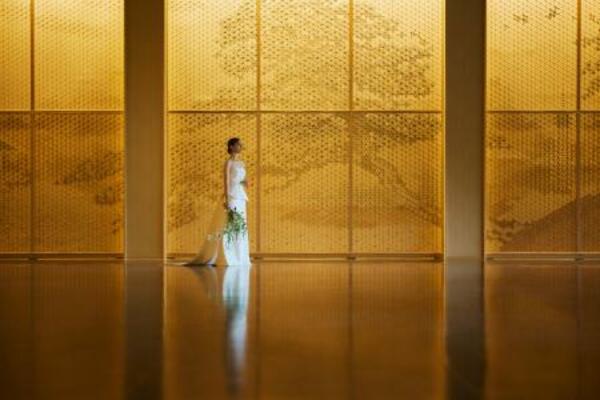 　水墨画と組子細工によるアート「光風庭伝」を壁面に施した八芳園の新たなメインロビー＝東京・白金台（提供写真）