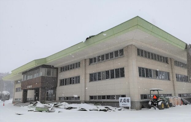 屋根材がはがれ落ちた武道館＝25日正午、那須塩原市上厚崎の石川スポーツグラウンドくろいそ